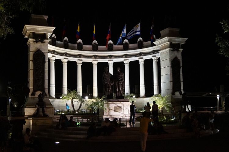 Hemiciclo_de_la_Rotonda,_vista_nocturna