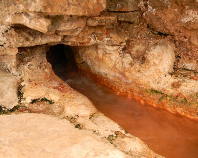 AGUAS TERMALES DE BAñOS CUENCA.jpg